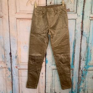 Moto style pants velvety with back pockets